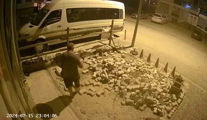 Yaşananlar ise güvenlik kameralarına yansıdı.