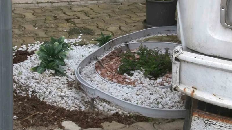 Gece yarısı kazmayla dükkanın önündeki parke taşlarını söken, elektrik kablolarını ve klima hortumla
