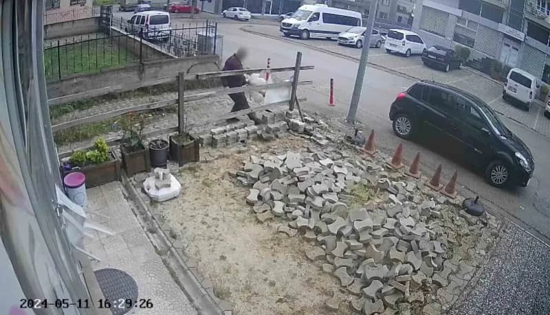 Yaşananlar ise güvenlik kameralarına yansıdı.