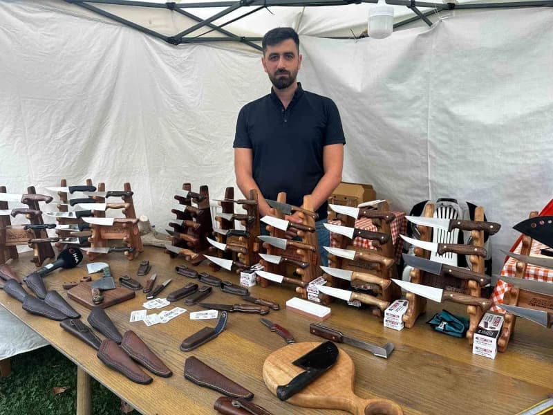 Bursa'da Adem Çoban tarafından tasarlanan kök ceviz saplı tescilli tırnak bıçağı