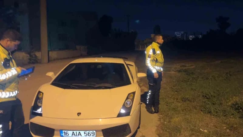 Polis ekipleri kısa sürede otomobili bulsa da, sürücü çalılıklara kaçtı.