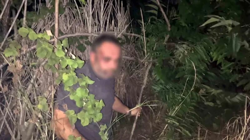 Bursa'da polis ekipleri lüks otomobilin yanında sürücüyü çalılık alanda buldu