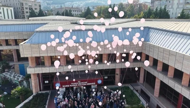 Bilgilendirme seminerinin ardından programa katılanlar, farkındalık oluşturmak amacıyla yüzlerce pem