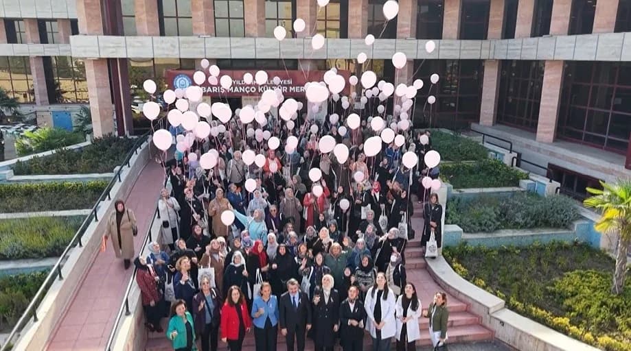 Bursa’da meme kanseri farkındalık etkinliğinde gökyüzüne bırakılan pembe balonlar
