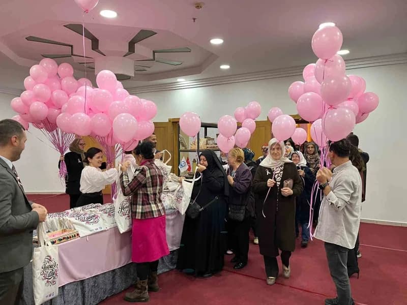 Bilgilendirme seminerinin ardından programa katılanlar, farkındalık oluşturmak amacıyla yüzlerce pem