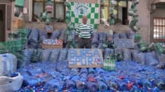Bursa’da Nazım Gökçe plastik kapak toplarken ve atık malzemelerden çanta örerken görüntüleniyor