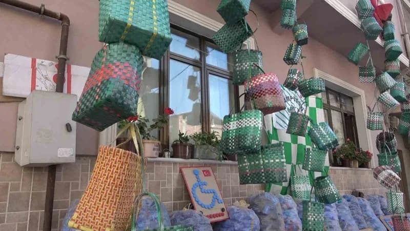 Gökçe, topladığı kapakların yanı sıra atık malzemeleri değerlendirerek kendi elleriyle çantalar örüyor ve bunları da iht