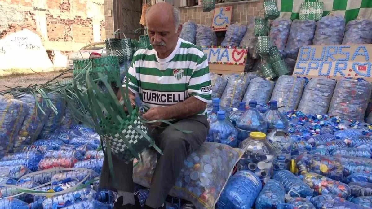 Gökçe, topladığı kapakların yanı sıra atık malzemeleri değerlendirerek kendi elleriyle çantalar örüyor ve bunları da iht