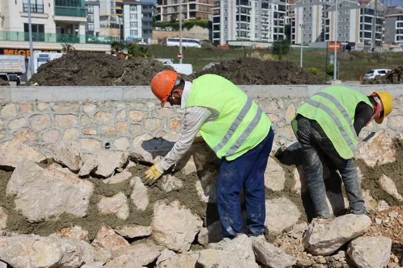 Bursa Büyükşehir Belediyesi, ıslah çalışmaları kapsamında Nilüfer ilçesinde bulunan Hasanağa ve Ürünlü derelerinde taş d