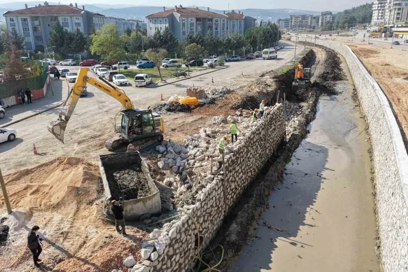 Bursa Büyükşehir Belediyesi, ıslah çalışmaları kapsamında Nilüfer ilçesinde bulunan Hasanağa ve Ürünlü derelerinde taş d