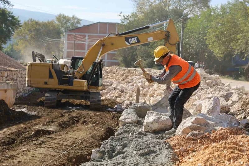 Bursa Büyükşehir Belediyesi, ıslah çalışmaları kapsamında Nilüfer ilçesinde bulunan Hasanağa ve Ürünlü derelerinde taş d