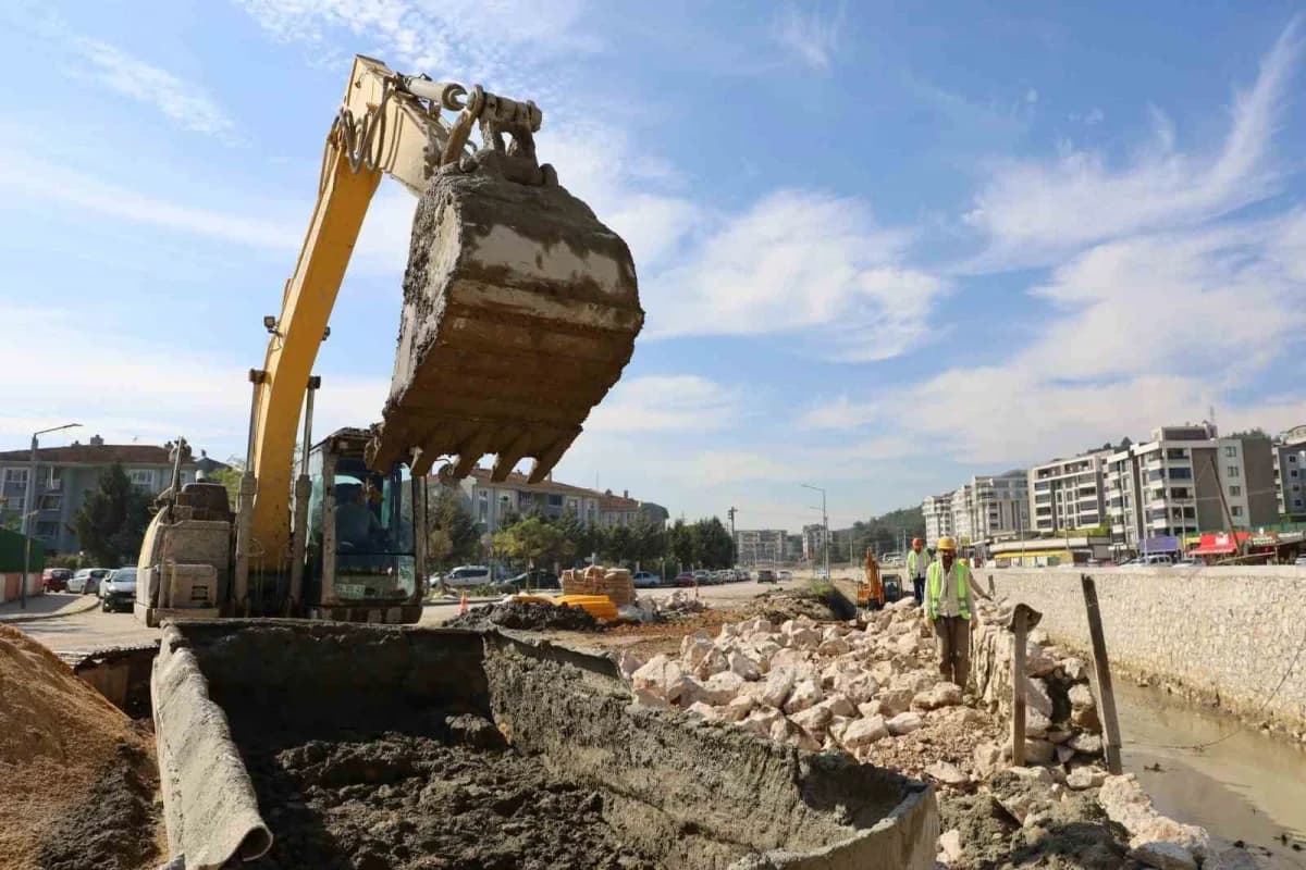 Bursa Büyükşehir Belediyesi, ıslah çalışmaları kapsamında Nilüfer ilçesinde bulunan Hasanağa ve Ürünlü derelerinde taş d