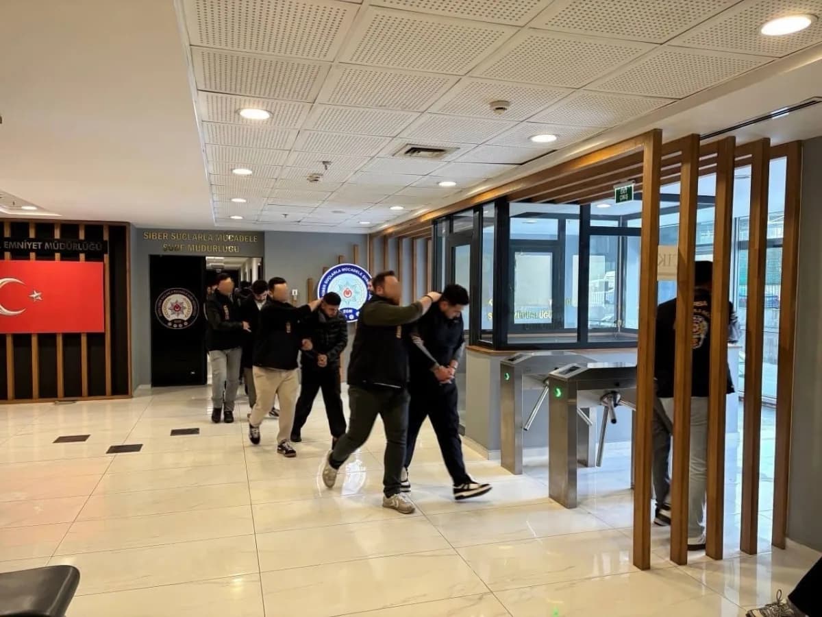 Bursa'da vatandaşları bilişim sistemleri aracılığıyla dolandırdıkları belirlenen şüphelilere yönelik düzenlenen operasyo