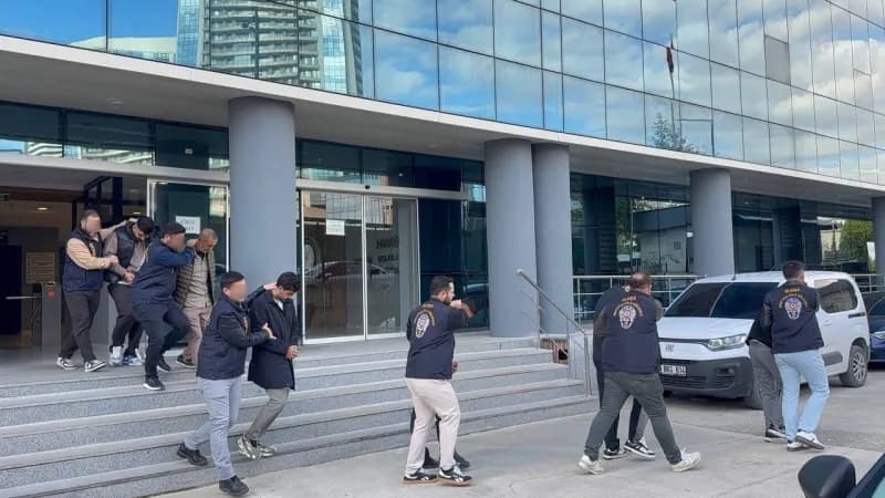 Bursa'da vatandaşları bilişim sistemleri aracılığıyla dolandırdıkları belirlenen şüphelilere yönelik düzenlenen operasyo