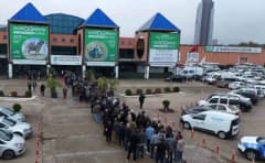Bursa AgroGreen Tarım ve Hayvancılık Fuarı'nda sergilenen tarım makineleri ve ziyaretçiler