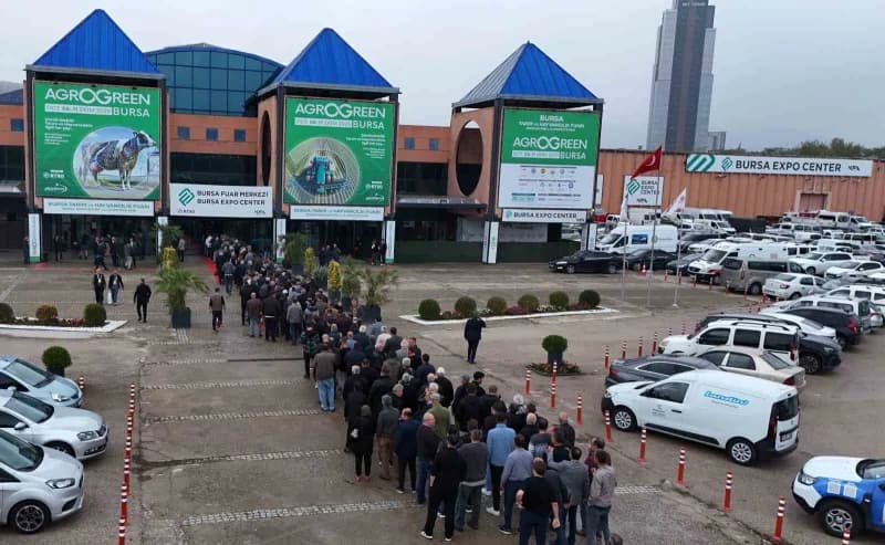 Bursa AgroGreen Tarım ve Hayvancılık Fuarı'nda sergilenen tarım makineleri ve ziyaretçiler
