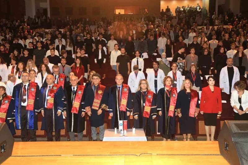 Bursa Uludağ Üniversitesi (BUÜ) Tıp Fakültesi’ne bu yıl başlayan öğrenciler, Beyaz önlüklerini giyer