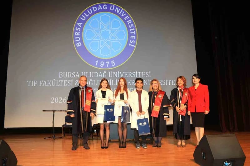 Bursa Uludağ Üniversitesi (BUÜ) Tıp Fakültesi’ne bu yıl başlayan öğrenciler, Beyaz önlüklerini giyer