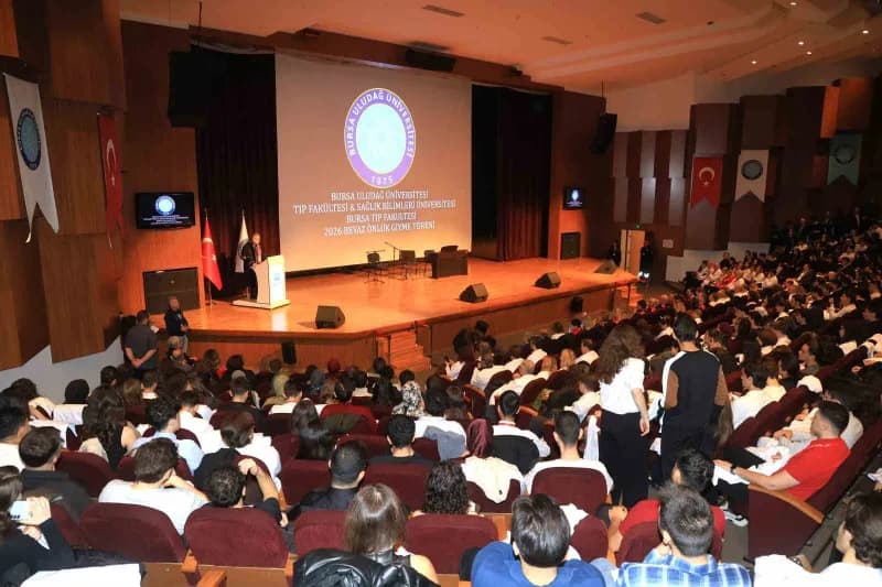 Bursa Uludağ Üniversitesi (BUÜ) Tıp Fakültesi’ne bu yıl başlayan öğrenciler, Beyaz önlüklerini giyer