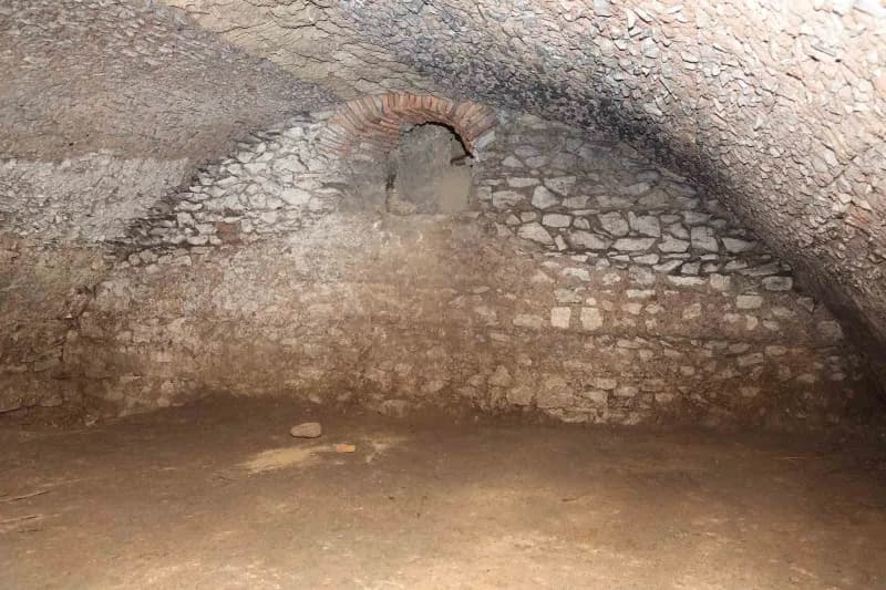 Bursa Büyükşehir Belediyesi Başkan Vekili Şahin Biba, Tophane’deki Bizans galerilerinde incelemelerde bulundu ve kazı ça