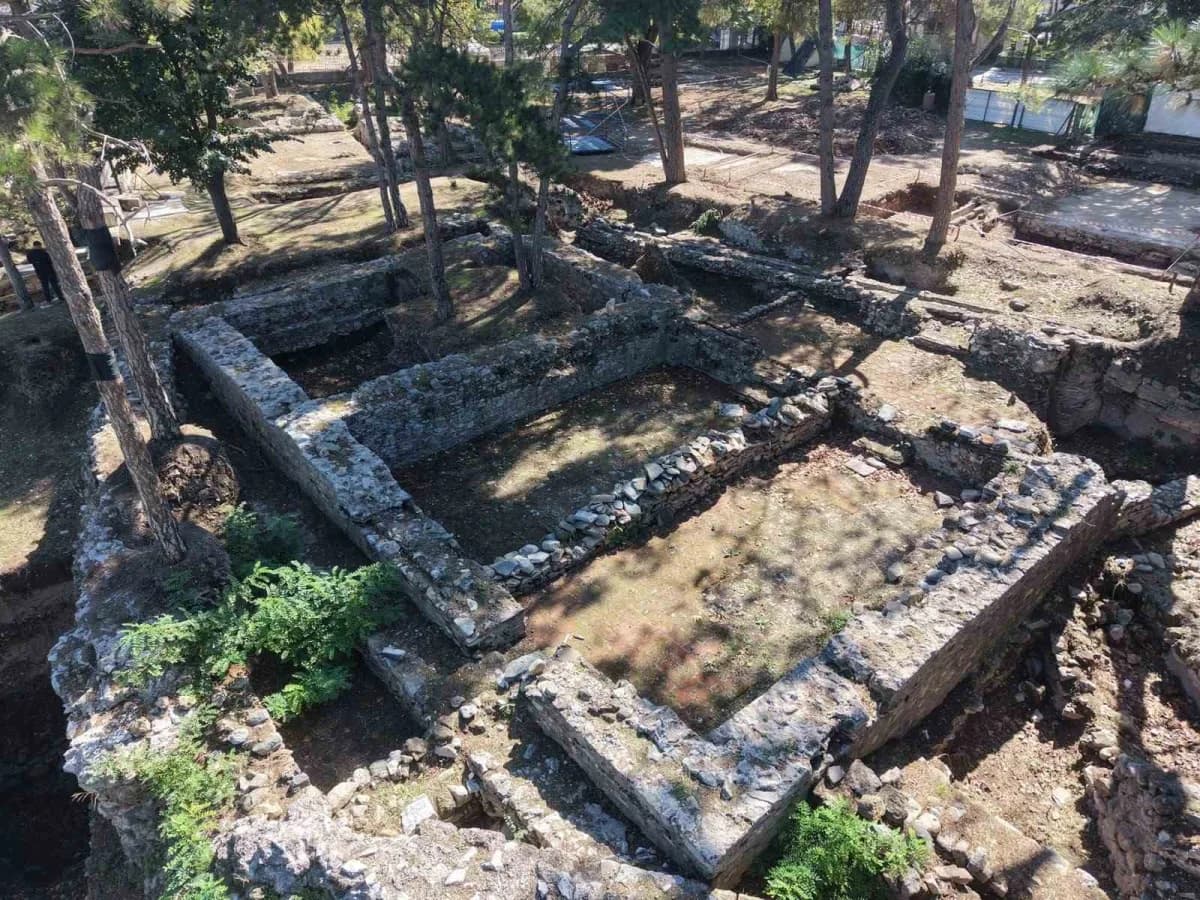 Bursa Büyükşehir Belediyesi Başkan Vekili Şahin Biba, Tophane’deki Bizans galerilerinde incelemelerde bulundu ve kazı ça