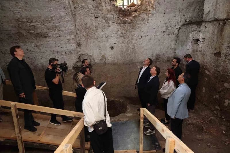 Bursa Büyükşehir Belediyesi Başkan Vekili Şahin Biba, Tophane’deki Bizans galerilerinde incelemelerde bulundu ve kazı ça