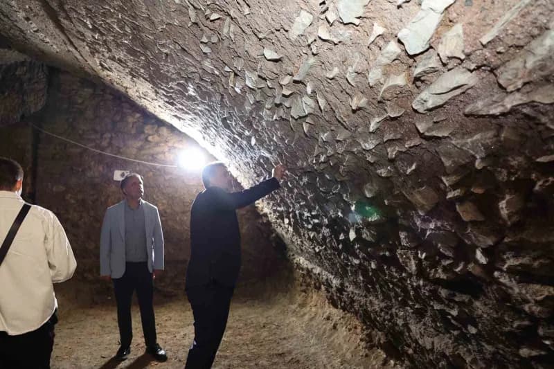 Bursa Büyükşehir Belediyesi Başkan Vekili Şahin Biba, Tophane’deki Bizans galerilerinde incelemelerde bulundu ve kazı ça