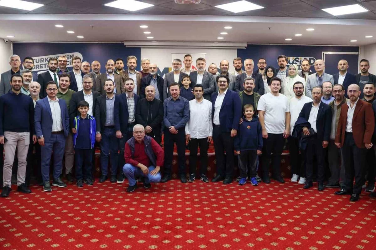 Bursa Büyükşehir Belediye Başkan Vekili Şahin Biba toplantıda konuşma yaparken