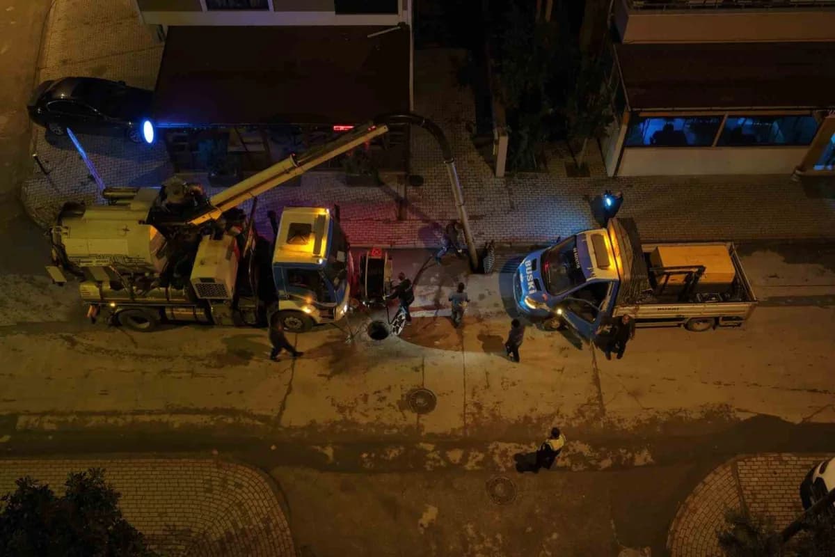 Bursa Büyükşehir Belediyesi, şehir genelinde beklenen kuvvetli yağış ve fırtınaya karşı tüm birimleriyle teyakkuza geçti