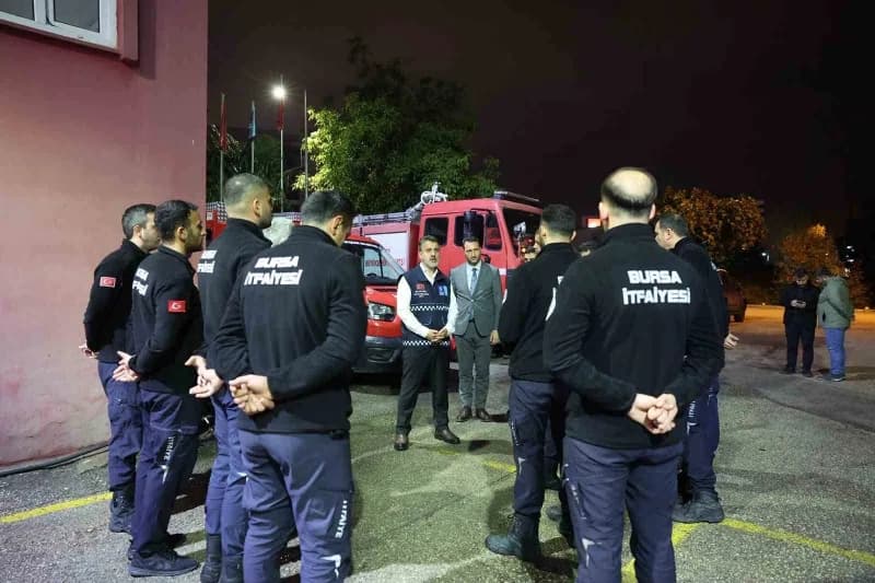Bursa Büyükşehir Belediyesi, şehir genelinde beklenen kuvvetli yağış ve fırtınaya karşı tüm birimleriyle teyakkuza geçti
