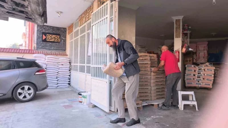 Bursa’nın İnegöl ilçesinde annesine ait tarlada yaklaşık 10 ton erik yetiştiren 48 yaşındaki Özgür Şimşek, ürünlerini sa