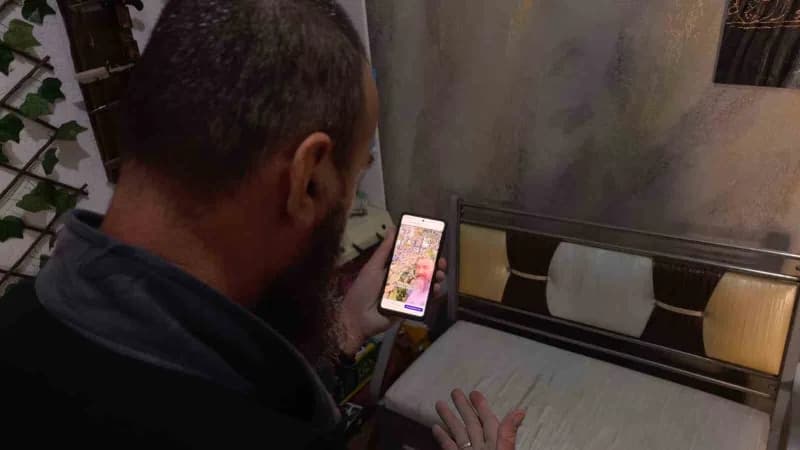 Bursa’nın İnegöl ilçesinde annesine ait tarlada yaklaşık 10 ton erik yetiştiren 48 yaşındaki Özgür Şimşek, ürünlerini sa