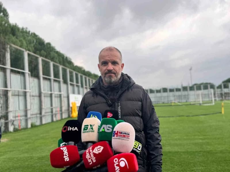 Bursaspor Teknik Direktörü Mustafa Er basın toplantısında açıklama yapıyor
