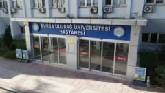 Bursa Uludağ Üniversitesi Hastanesi Kan Merkezi önünde kan bağışı yapan vatandaşlar