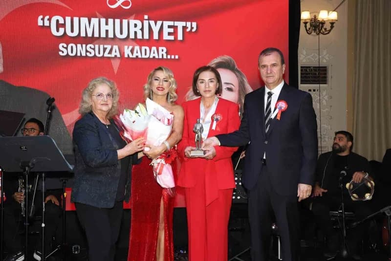 Cumhuriyetin 103’üncü yılı, Büyükçekmece’de geleneksel Cumhuriyet Balosu ile coşku içinde kutlandı.