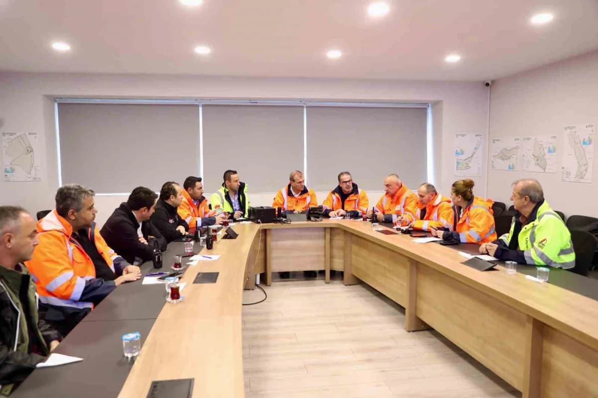 İstanbul’u etkisi altına alan yağışa karşı Büyükçekmece Belediyesi ekipleri, olumsuzlukların önüne geçmek amacıyla çalış