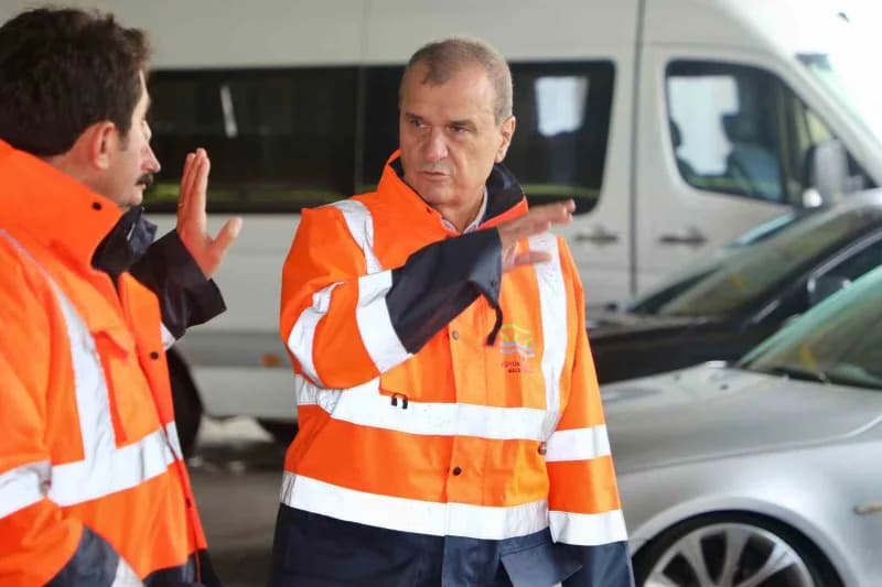 İstanbul’u etkisi altına alan yağışa karşı Büyükçekmece Belediyesi ekipleri, olumsuzlukların önüne geçmek amacıyla çalış