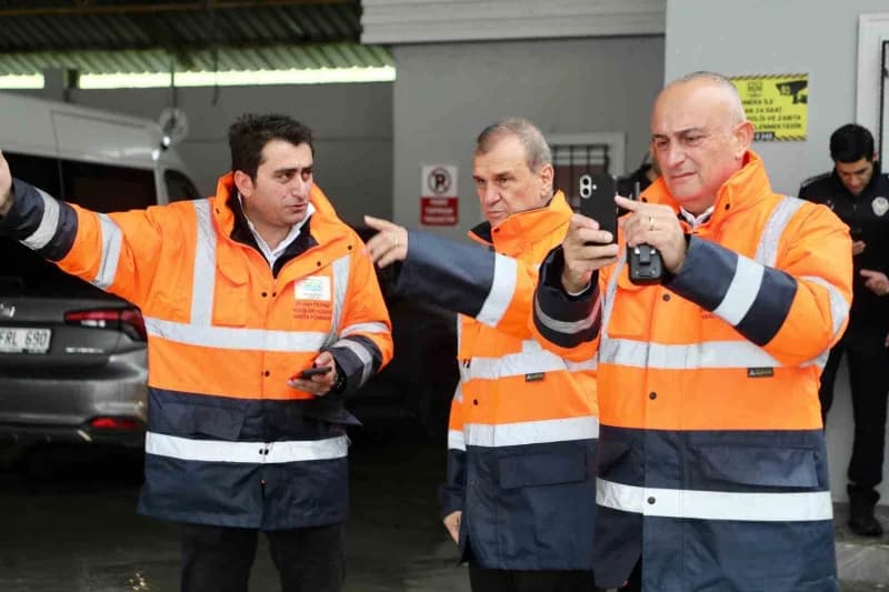 İstanbul’u etkisi altına alan yağışa karşı Büyükçekmece Belediyesi ekipleri, olumsuzlukların önüne geçmek amacıyla çalış