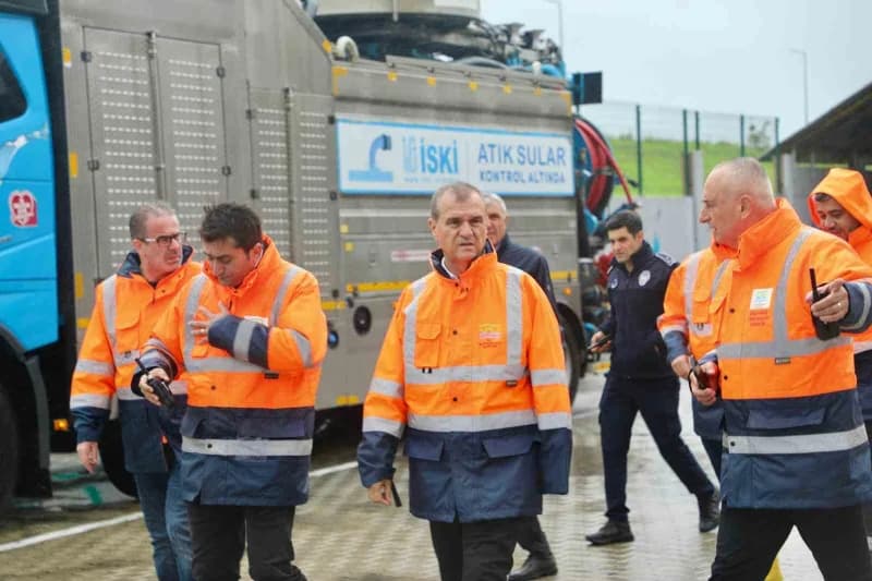 Büyükçekmece Belediyesi ekipleri sağanak yağış ve fırtına önlemleri kapsamında yağmur suyu hatlarını kontrol ediyor
