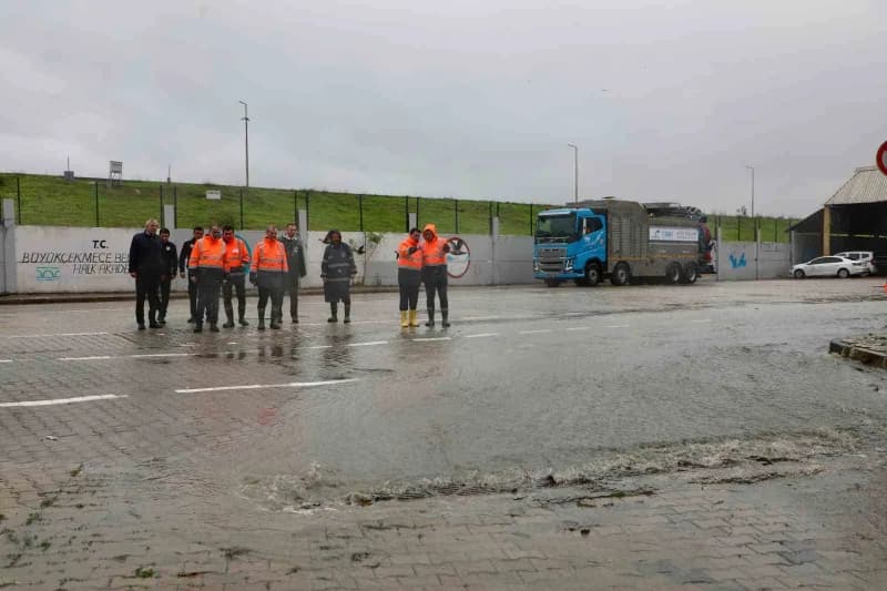 İstanbul’u etkisi altına alan yağışa karşı Büyükçekmece Belediyesi ekipleri, olumsuzlukların önüne geçmek amacıyla çalış