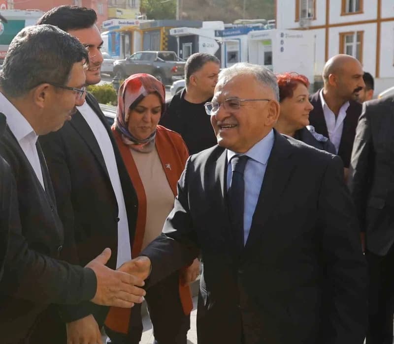 Kayseri Büyükşehir Belediye Başkanı Dr. Memduh Büyükkılıç, Bünyan ilçesinde görev yapan 46 mahalle muhtarlarıyla bir ara
