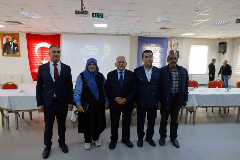 Kayseri Büyükşehir Belediye Başkanı Dr. Memduh Büyükkılıç, Bünyan ilçesinde görev yapan 46 mahalle muhtarlarıyla bir ara