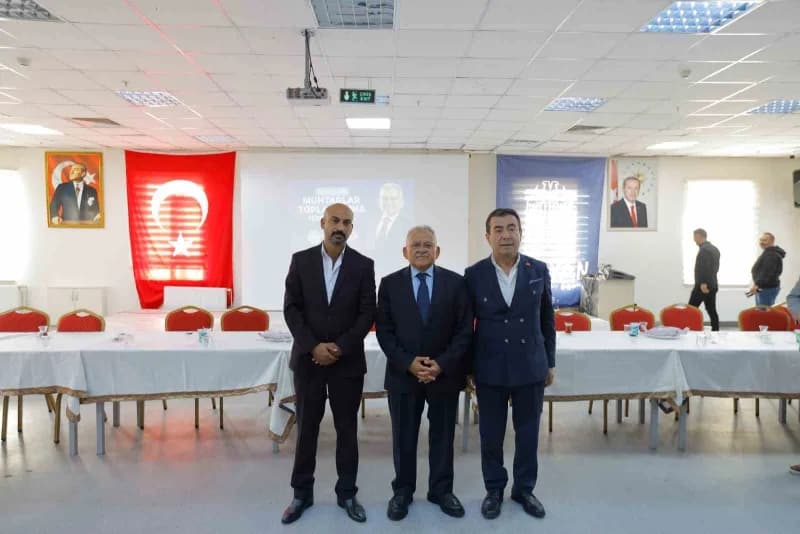 Kayseri Büyükşehir Belediye Başkanı Dr. Memduh Büyükkılıç, Bünyan’da muhtarlarla istişare toplantısında konuşma yaparken