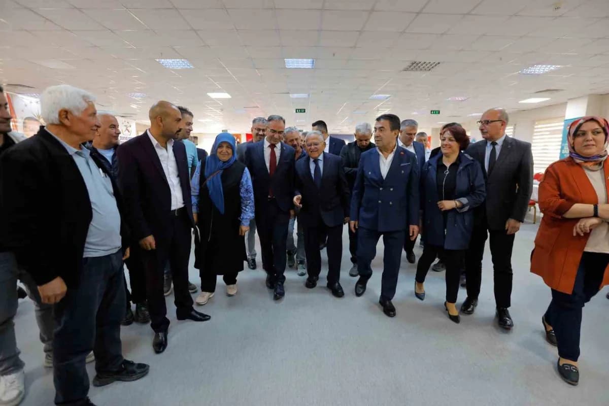 Kayseri Büyükşehir Belediye Başkanı Dr. Memduh Büyükkılıç, Bünyan ilçesinde görev yapan 46 mahalle muhtarlarıyla bir ara