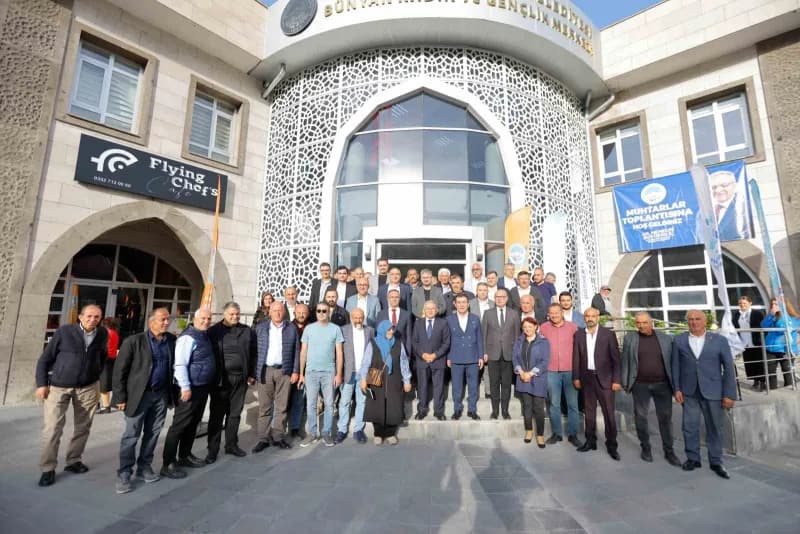 Kayseri Büyükşehir Belediye Başkanı Dr. Memduh Büyükkılıç, Bünyan ilçesinde görev yapan 46 mahalle muhtarlarıyla bir ara