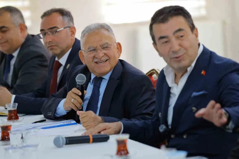 Kayseri Büyükşehir Belediye Başkanı Dr. Memduh Büyükkılıç, Bünyan ilçesinde görev yapan 46 mahalle muhtarlarıyla bir ara