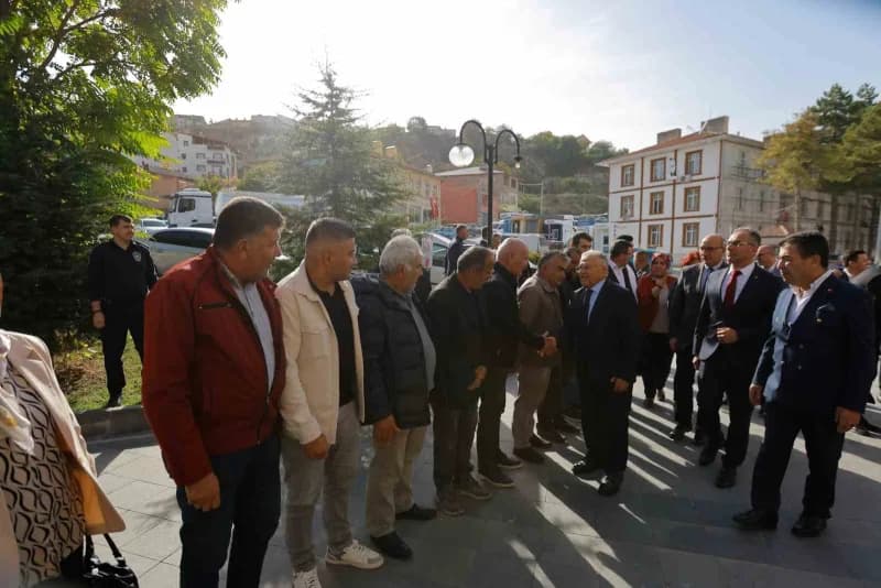 Kayseri Büyükşehir Belediye Başkanı Dr. Memduh Büyükkılıç, Bünyan ilçesinde görev yapan 46 mahalle muhtarlarıyla bir ara
