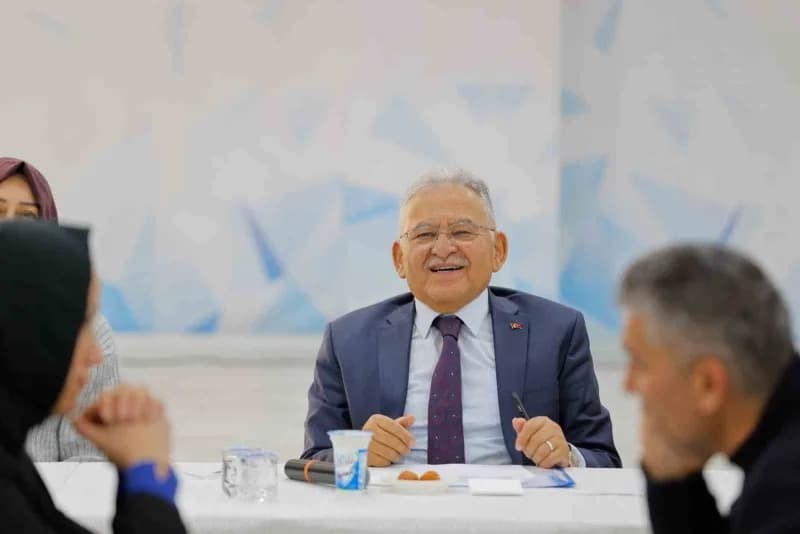 Başkan Memduh Büyükkılıç Talas ve Hacılar ilçelerinde muhtarlarla istişare toplantısı yaparken