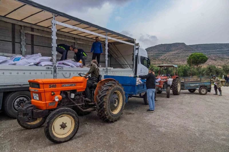 Yaz aylarında meralarda çıkan yangınların ardından hayvancılıkla geçimini sağlayan üreticilere kış öncesinde yem desteği