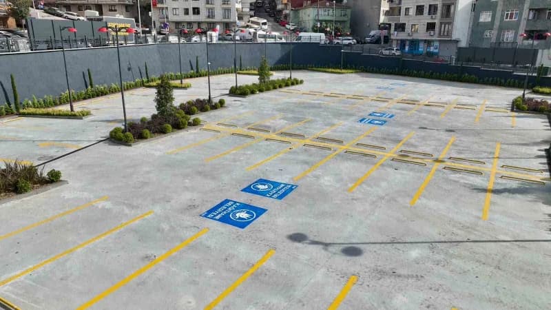 Kağıthane Çağlayan Açık Otoparkı'nın yeşil alanları ve park yerleri görünümü
